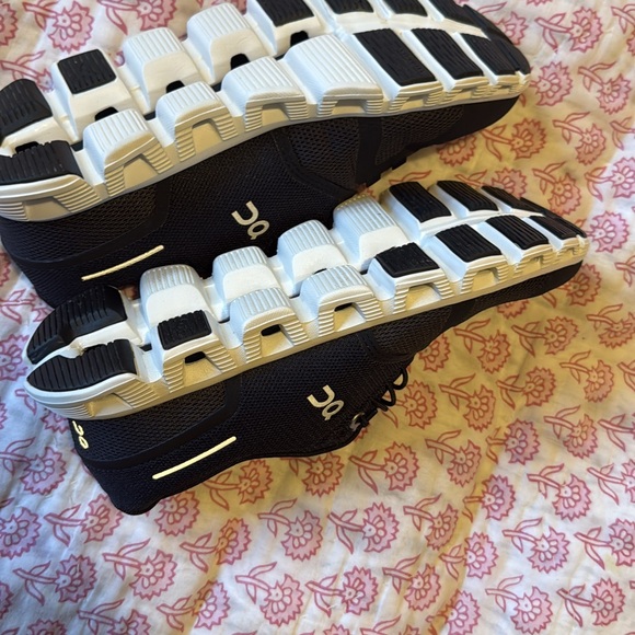 On Running Black and White Athletic Shoes - Picture 4 of 6